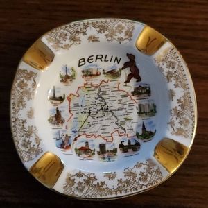 VINTAGE PORCELAIN BERLIN MAP UNIQUE ASHTRAY